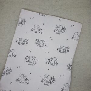 Pochette textile format A4 motif lapins sur fond rose clair recto fermée