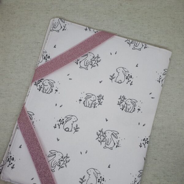 Pochette textile format A4 motif lapins sur fond rose clair verso fermée