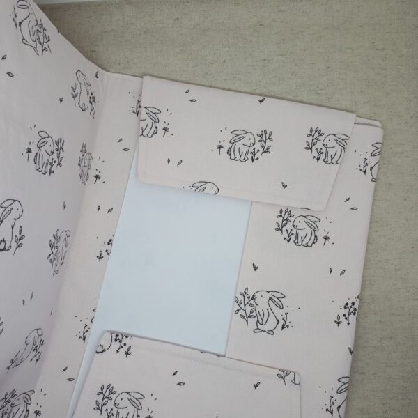 Pochette textile format A4 motif lapins sur fond rose clair recto ouverte