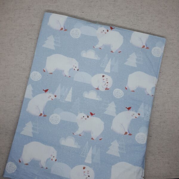 Pochette textile format A4 motif Ours blanc dans la neige sur fond bleu clair fermée recto