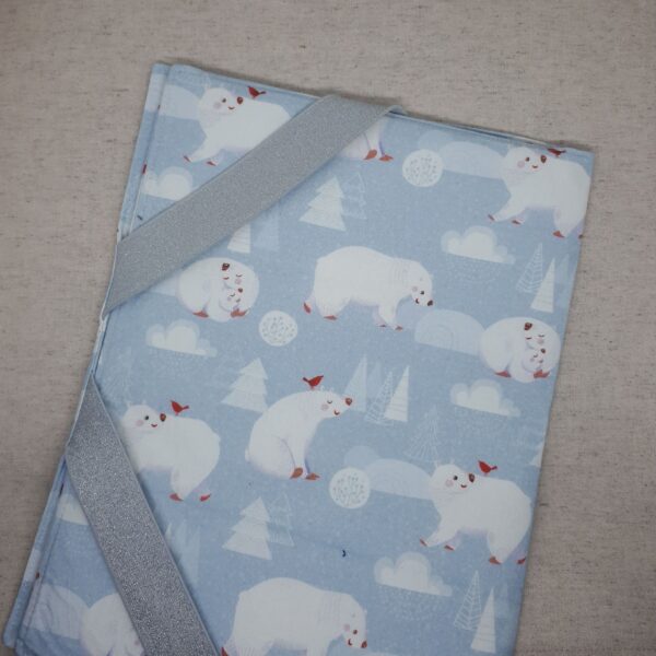 Pochette textile format A4 motif Ours blanc dans la neige sur fond bleu clair fermée verso