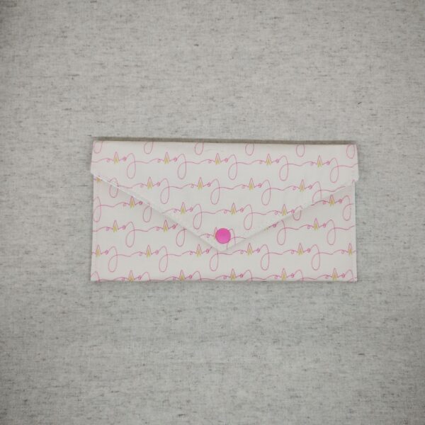 Enveloppe écriture Love couleur rose fond beige fermée recto