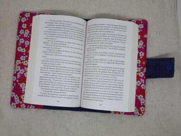 Protège livre en jean et Liberty of London motif Mitsi, fleurs de cerisiers, ouvert un livre de 500 pages environ
