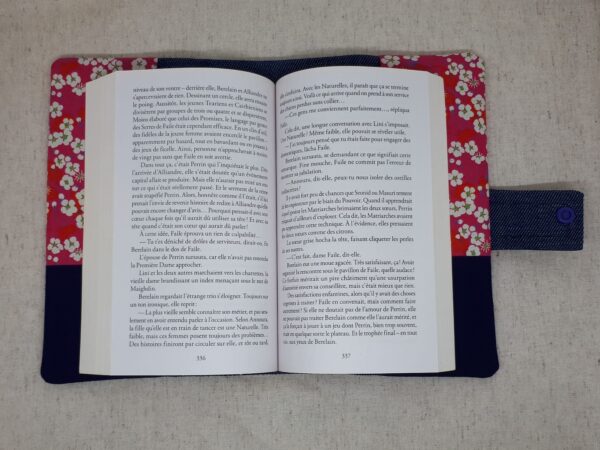 Protège livre en jean et Liberty of London motif Mitsi ouvert avec un livre de 500 pages environ