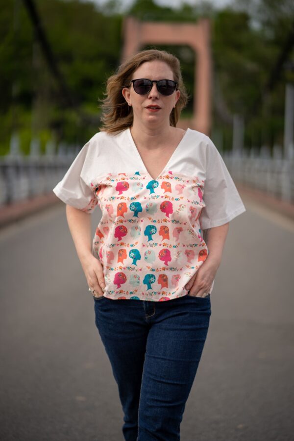 T-shirt femme motif femmes du monde porté dans la rue en marchant