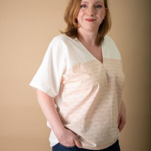 Tshirt femme col V motif love rose sur fond beige vue de 3/4 profil