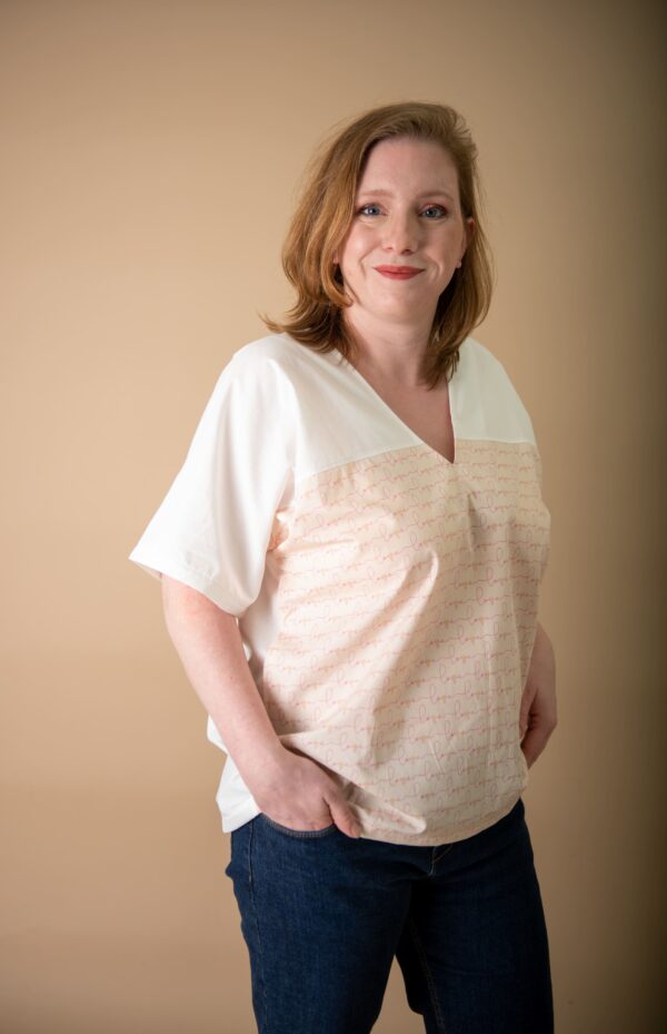 Tshirt femme col V motif love rose sur fond beige vue de 3/4 profil