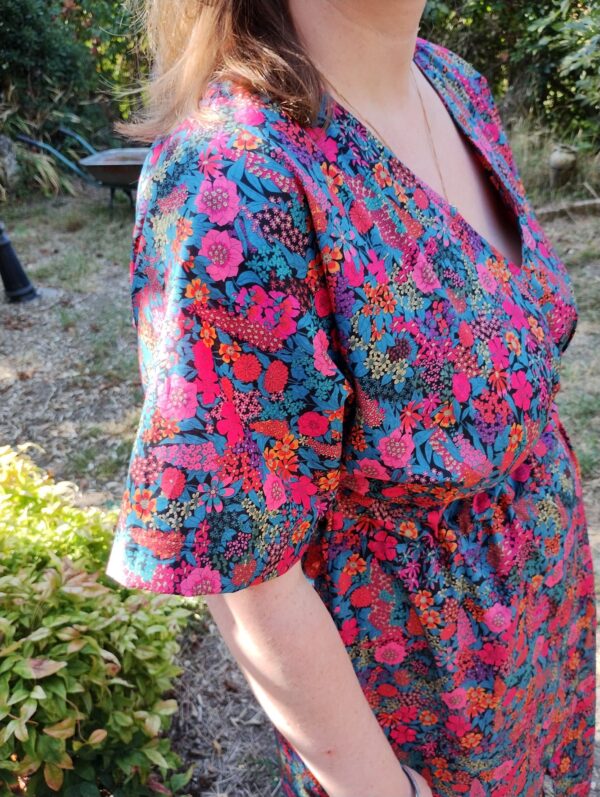 Détails manches et col de la robe manche courte motif Ciara vu de profil