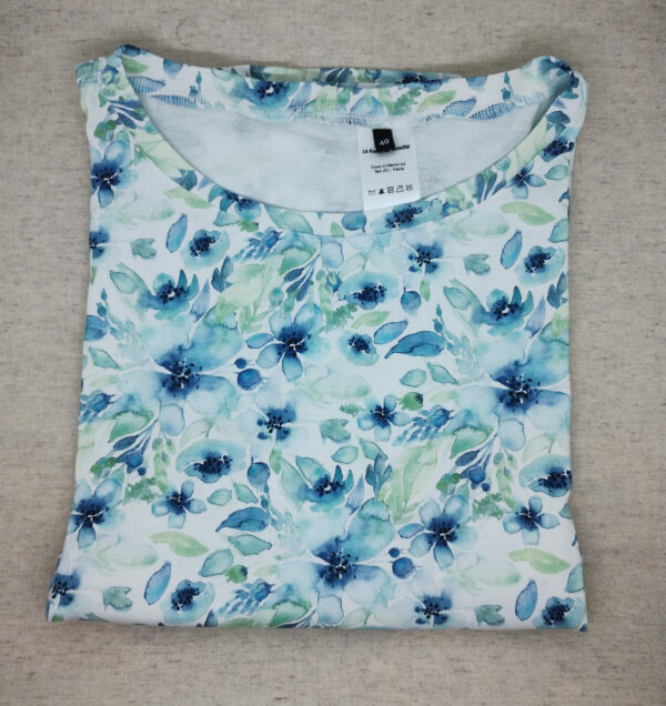 T-shirt d'allaitement motif fleurs bleues plié