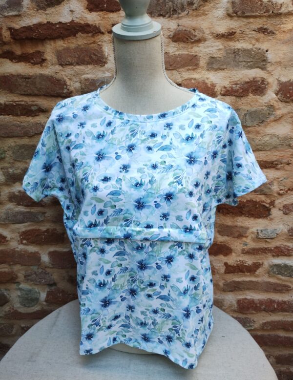 t-shirt d'allaitement fleurs bleues sur mannequin