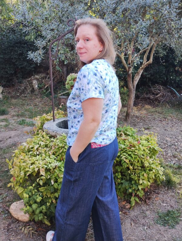 vue de profil d'une femme portant un t-shirt d'allaitement motif fleurs bleues
