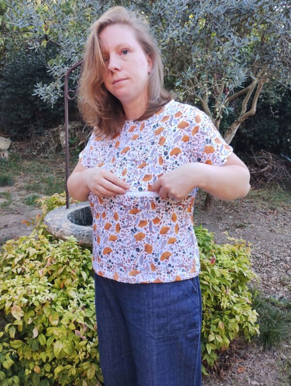 femme portant le t-shirt d'allaitement motif gingko avec l'ouverture horizontale