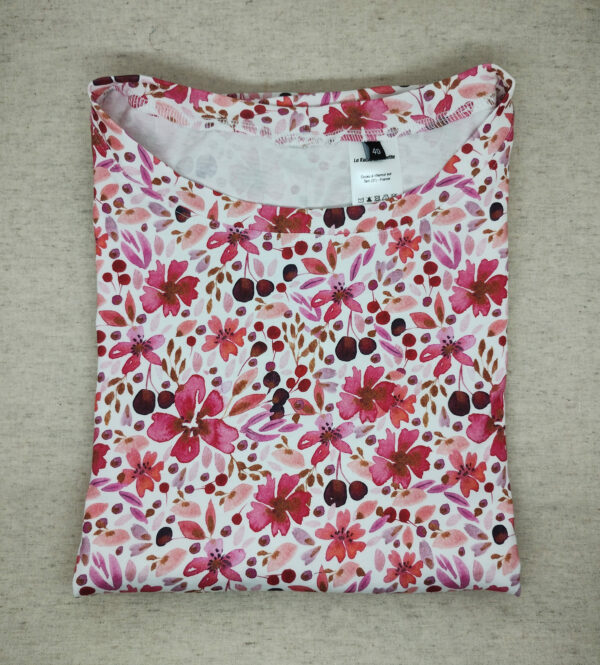 T-shirt d'allaitement motif rose poudre avec des fleurs roses plié