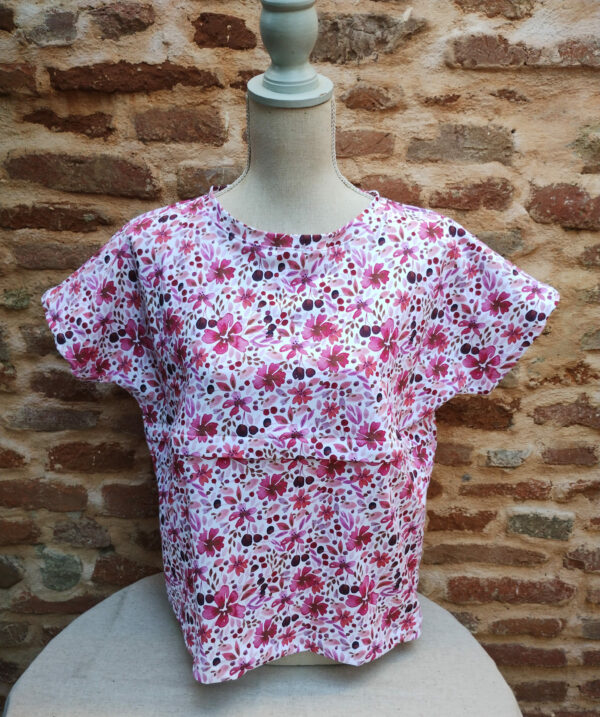 t-shirt d'allaitement fleurs roses sur mannequin